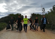 Un centenar de personas han participado en la Jornada de Limpieza del Litoral en Peñíscola