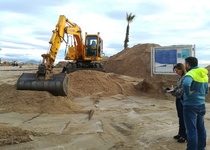 Un total de 25 personas y 19 máquinas especializadas trabajan por restablecer la normalidad en Peñíscola tras el temporal