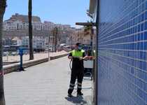Continúa la adecuación de servicios en las playas de Peñíscola con la puesta a punto y desinfección de aseos públicos