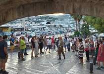 Rocart lleva el arte a cada rincón del casco antiguo de Peñíscola durante su primer fin de semana