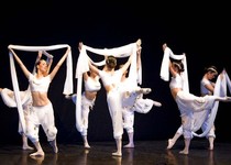 La Academia Ballet Lupe impregna de danza y magia el Palau de Congressos de Peñíscola