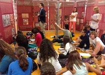 Los alumnos del IES Alfred Ayza visitan la Biblioteca Municipal de Peñíscola que acoge una exposición sobre Rois de Corella