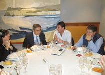 La Agrupación de Empresarios Turísticos de Peñíscola, Agretur, ha celebrado su tradicional almuerzo de asociados con el emotivo Homenaje Póstumo a su ex-presidente, D. Carlos Garcia Barragan