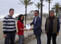 La ganadora del Ipad, participante en el concurso fotográfico de Fitur, recibe de manos del alcalde el premio
