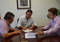 Andrés Martínez se reúne con el Patrón Mayor de la Cofradía de Pescadores de Peñíscola para remitirle el acuerdo municipal de ahesión a la asociación GALP