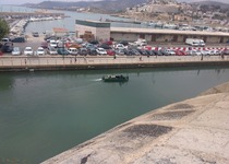 El Ayuntamiento de Peñíscola actúa en el lago del puerto y procede a limpiarlo tras el incumplimiento de la Generalitat del anuncio de asumir sus competencias