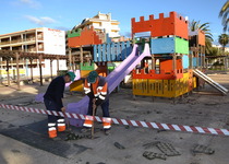 La Brigada Municipal de Obras inicia las tareas de mejora en el parque infantil de Peñismar