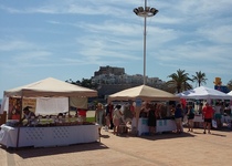 El comercio local de Peñíscola se presenta en el paseo marítimo en la XIV edición de la feria de Botigues al Carrer