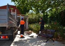La Brigada Municipal amplía el número de bancos en la explanada del tanatorio de Peñíscola, frente al cementerio