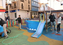 La concejalía de Cultura del Ayuntamiento de Peñíscola avanza en los trabajos de mantenimiento de parques infantiles