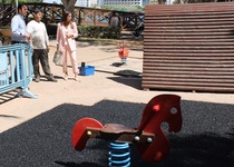 El Ayuntamiento de Peñíscola continúa con el mantenimiento de parques infantiles reponiendo el pavimento de caucho