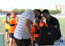 Los jugadores del Campus de Fútbol realizan pruebas para prevenir el daño cardíaco