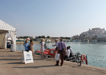Peñíscola recibe la visita de un centenar de turistas a bordo del Sea Dream