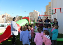 El Ayuntamiento de Peñíscola renueva el parque infantil ubicado en el recinto del colegio