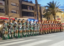La Asociación Cultural de Moros y Cristianos celebra el Desfile de Entrada