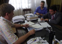 El alcalde de Peñíscola firma la recepción de las calles de Atalayas por parte del Ayuntamiento