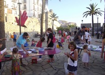 El Festival de Teatre al Carrer de Peñíscola congrega a más de medio millar de niños las tardes de los jueves