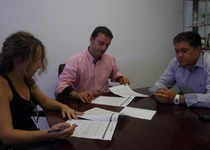 El Ayuntamiento firma un convenio con la Associació de Comerciants de Peníscola