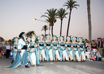 Los desfiles de moros y cristianos llenan de color el fin de fiesta en Peniscola