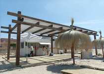 Comienza el montaje del primer chiringuito en la playa de Peñíscola