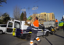 La Policía Local traslada a la planta de residuos los artículos del top manta