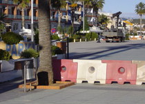 La brigada retira el mobiliario urbano del paseo para dar inicio a las obras del parking Voramar