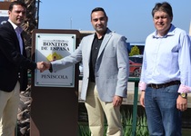 El cartel que identifica Peñíscola como uno de los Pueblos más Bonitos de España ya se encuentra a la entrada del casco antiguo