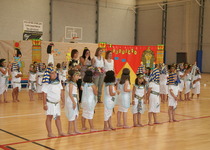 Los más pequeños despiden con un festival el curso escolar trasladándose al antiguo Egipto, las islas de la Polinesia y el norte de África