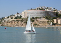 La Estación Náutica Benicarló Peñíscola y los ayuntamientos de ambas ciudades unen sinergias para introducir la vela en los centros escolares