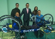 El Ayuntamiento de Peñíscola participa en la compra de la handbike para un triatleta con aspiraciones olímpicas