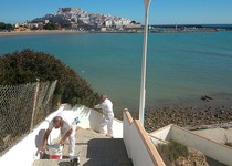 Peñíscola comienza las tareas de mantenimiento del mobiliario urbano y de playa