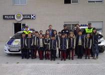 La Policía Local recibe a escolares de primaria para mostrarles las dependencias policiales y el funcionamiento del equipo