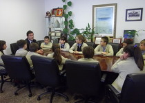 El alcalde recibe la visita de escolares de quinto curso
