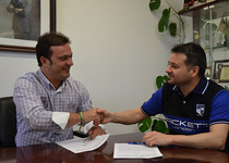 El alcalde de Peñíscola, Andrés Martínez y el presidente de la Peña Barcelonista Ciudad de Peñíscola, Jordi Sanz, han repasado el calendario de actividades deportivas que organiza la peña