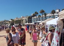 La XIV Edición de Botigues al Carrer celebra su segunda muestra en el paseo marítimo de Peñíscola