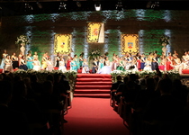 Peñíscola homenajea a sus 50 reinas en una emotiva e histórica velada