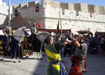 Un espectáculo de caballeros andantes da comienzo al fin de semana medieval en Peñíscola