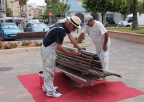 La Brigada Municipal del Ayuntamiento de Peñíscola adecua e instala más de 100 bancos a lo largo de todo el término municipal