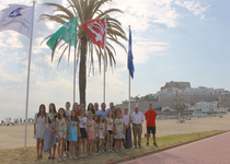 Las playas de Peñíscola ya lucen las Banderas Azules