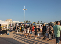 La feria de Botigues al Carrer llena el Paseo Marítimo de Peñíscola