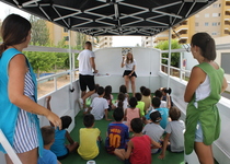 Los escolares de l'Escola d'Estiu de Peñíscola visitan el "Bus de la llengua"