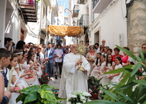 Corpus Christi viste de tradición las calles del Casco Antiguo de Peñíscola